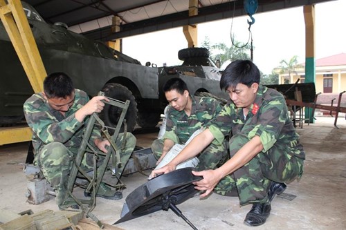 Bảo dưỡng vũ khí trang bị kỹ thuật tại Lữ đoàn 406.